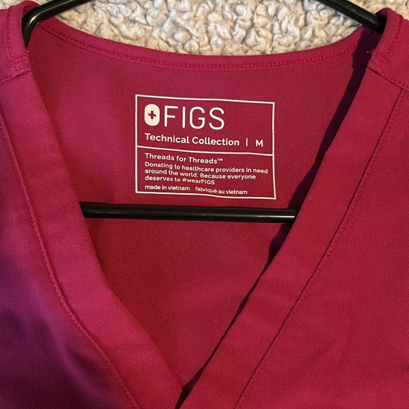 Figs Scrub Set in Pink Color: Medium Top & XS Zamora Joggers - Picture 3 of 4